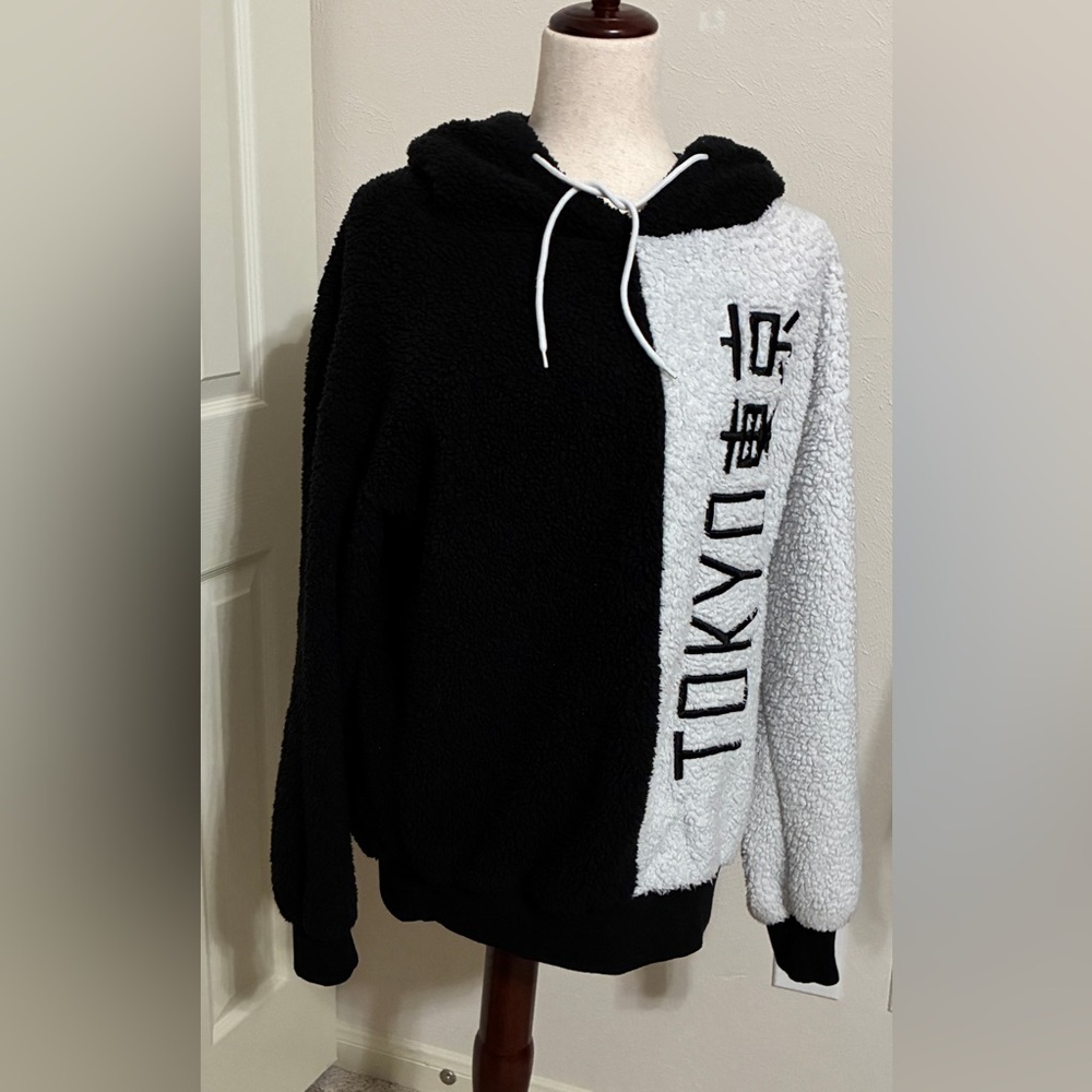 MAN Long B&W Fuzzy Hoodie Sherpa Colorblock Size XS Cozy Tokyo Graphic